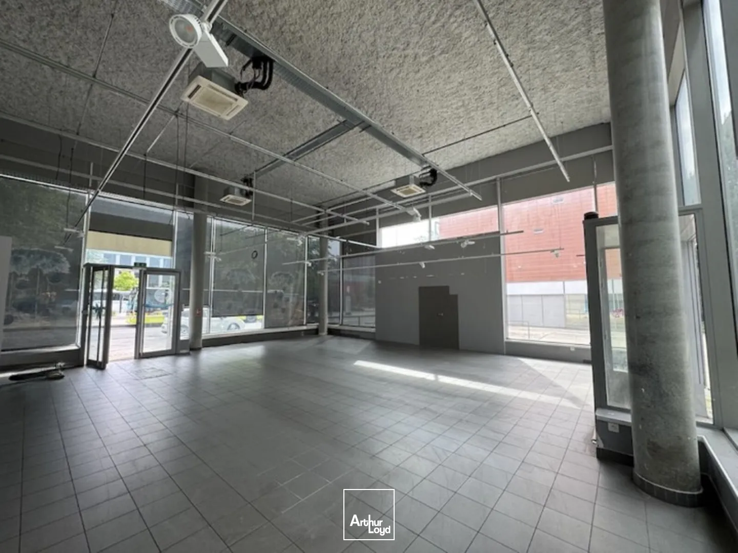 A louer, Vente possible, local commercial de 196 m² en pied d'immeuble situé en angle de rue, à toute proximité de la Gare de Châteaucreux à Saint-Etienne