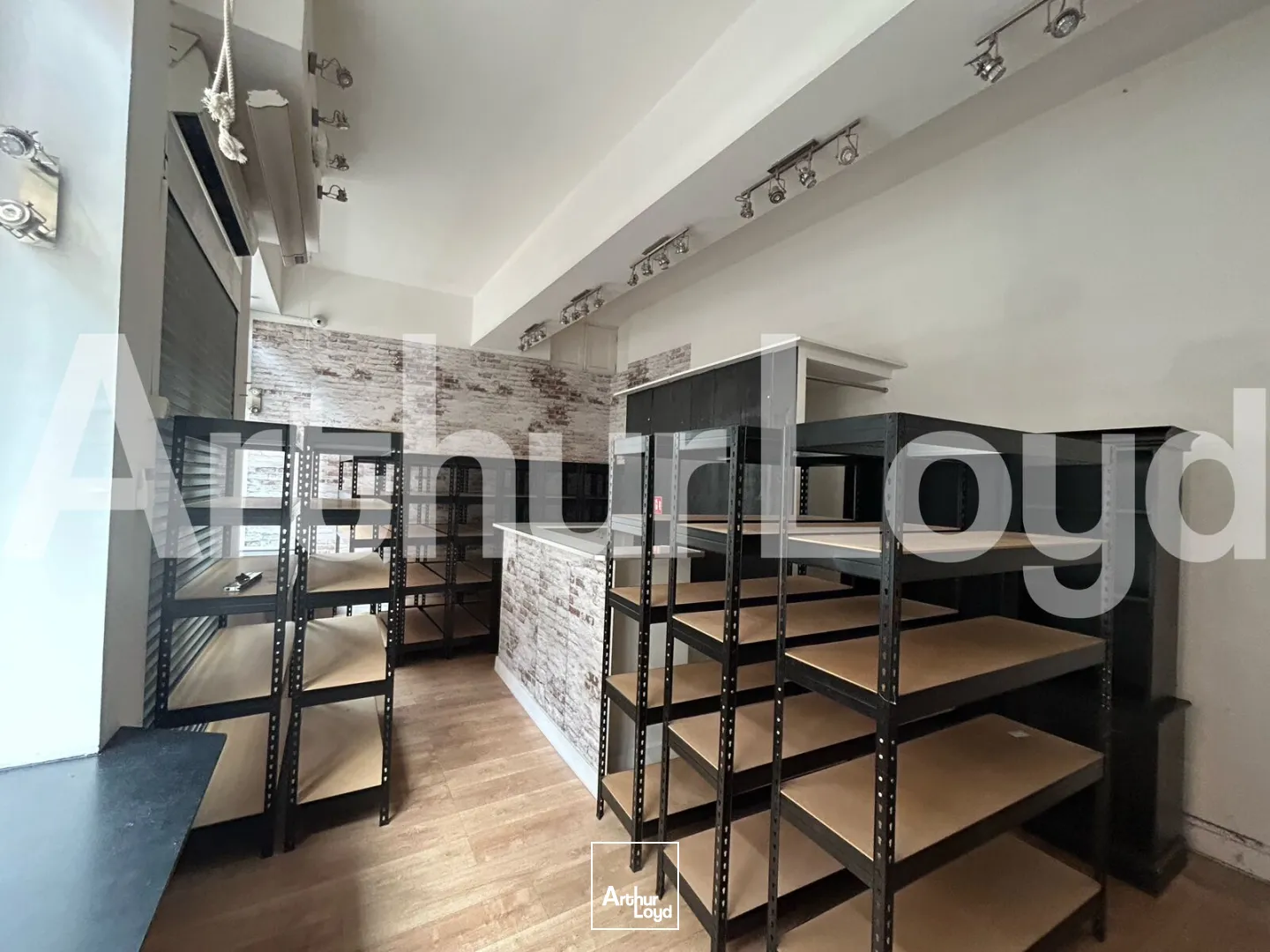 Local commercial 30 m² + cave - Emplacement prime en rue piétonne à Lille (fort passage piéton)