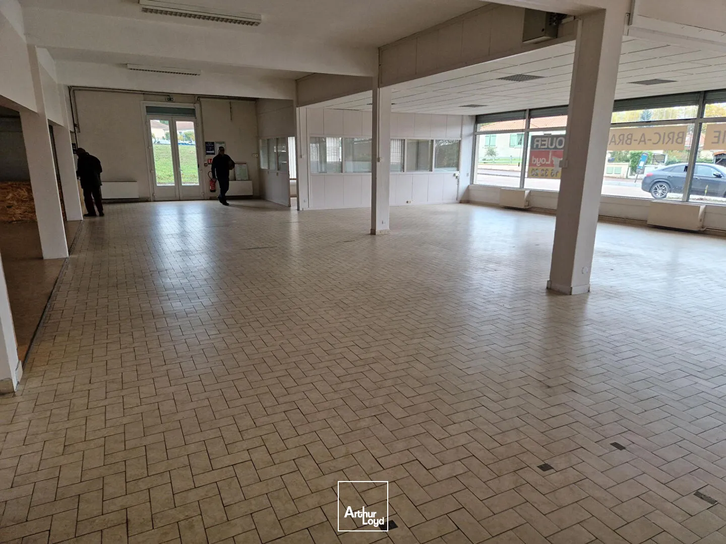 OPPORTUNITE A LOUER - Local 305 m² environ