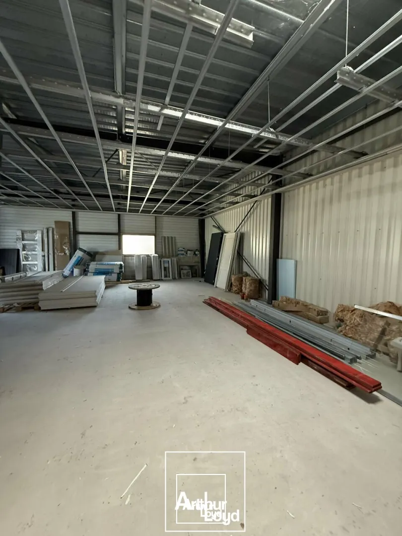 centre-ville - axe passant - parking attenant 