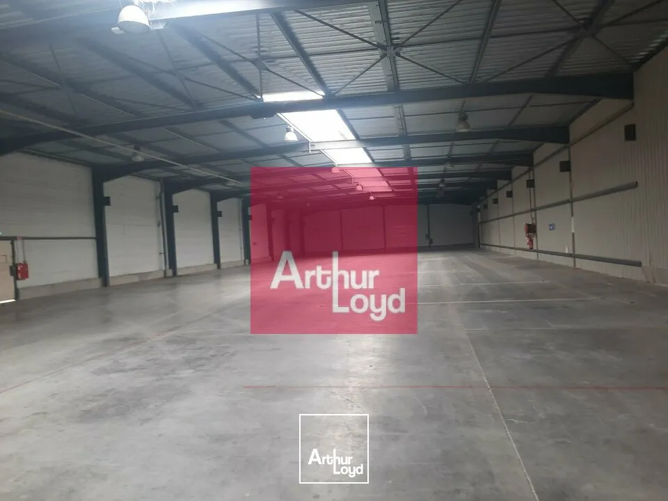 RIOM PARC EUROPEEN A LOUER ENTREPOT 1800 M²