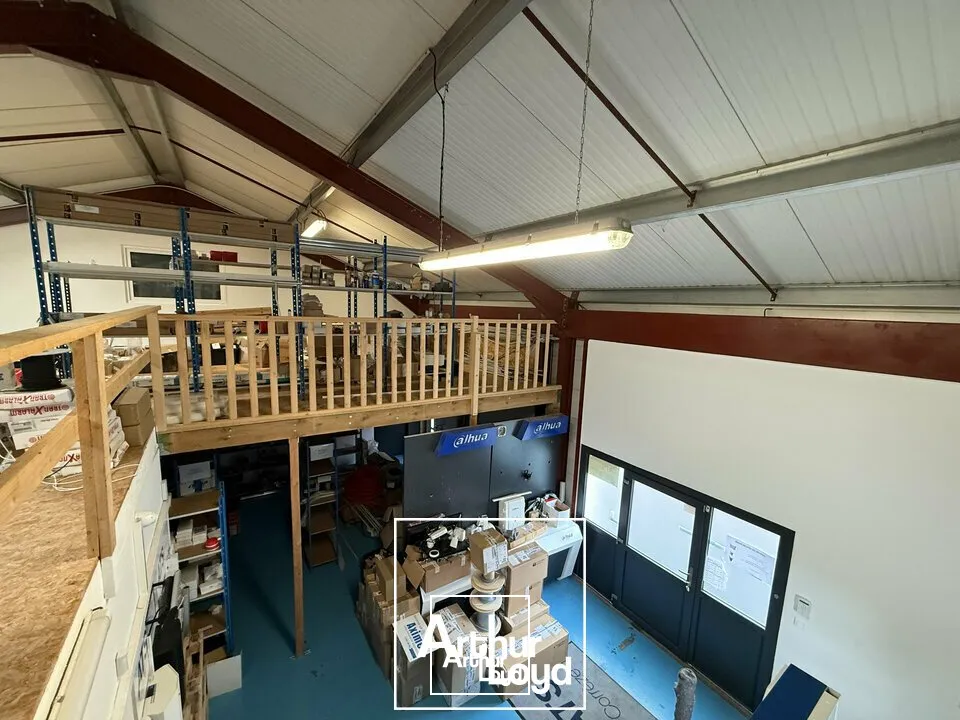 Local d'activité avec bureaux climatisés, salle de réunion et accès PMR  Ussac (axe Saint-Antoine)