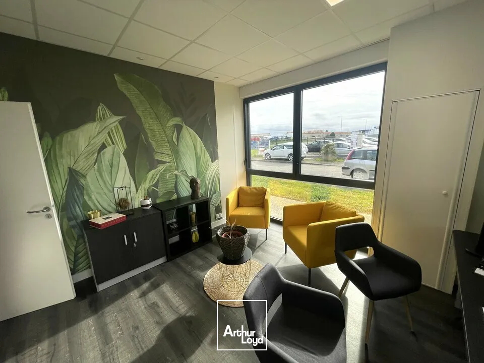 LOCAL COMMERCIAL 123 M² À LOUER À BIARD  TOUTES ACTIVITÉS AUTORISÉES, PARKING ET HAUTE VISIBILITÉ