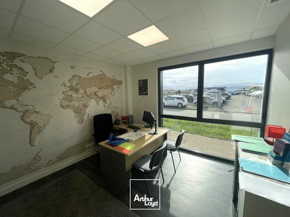 LOCAL COMMERCIAL 123 M² À LOUER À BIARD  TOUTES ACTIVITÉS AUTORISÉES, PARKING ET HAUTE VISIBILITÉ