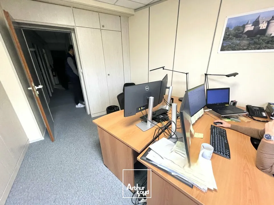 A VENDRE BUREAUX CLIMATISES AVEC 7 EMPLACEMENT DE PARKING PRIVATIFS EN BON ETAT SUR UN AXE MAJEUR