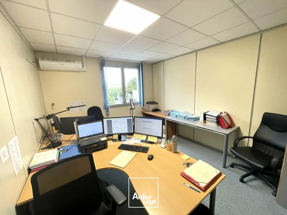 A LOUER BUREAUX CLIMATISES AVEC 7 EMPLACEMENT DE PARKING PRIVATIFS EN BON ETAT SUR UN AXE MAJEUR