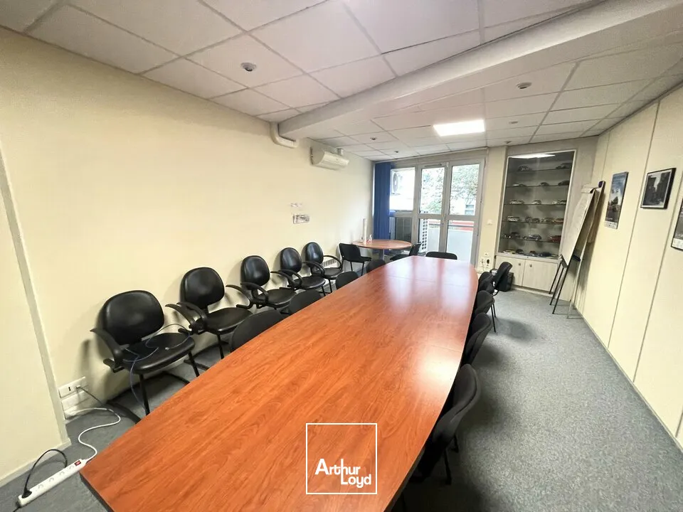 A LOUER BUREAUX CLIMATISES AVEC 7 EMPLACEMENT DE PARKING PRIVATIFS EN BON ETAT SUR UN AXE MAJEUR