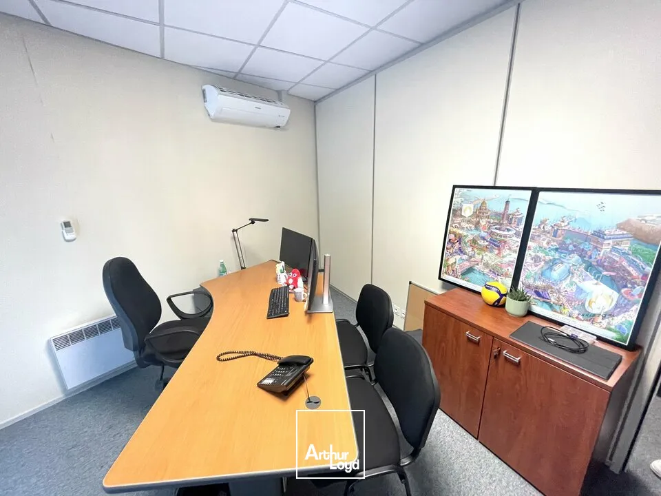 A LOUER BUREAUX CLIMATISES AVEC 7 EMPLACEMENT DE PARKING PRIVATIFS EN BON ETAT SUR UN AXE MAJEUR