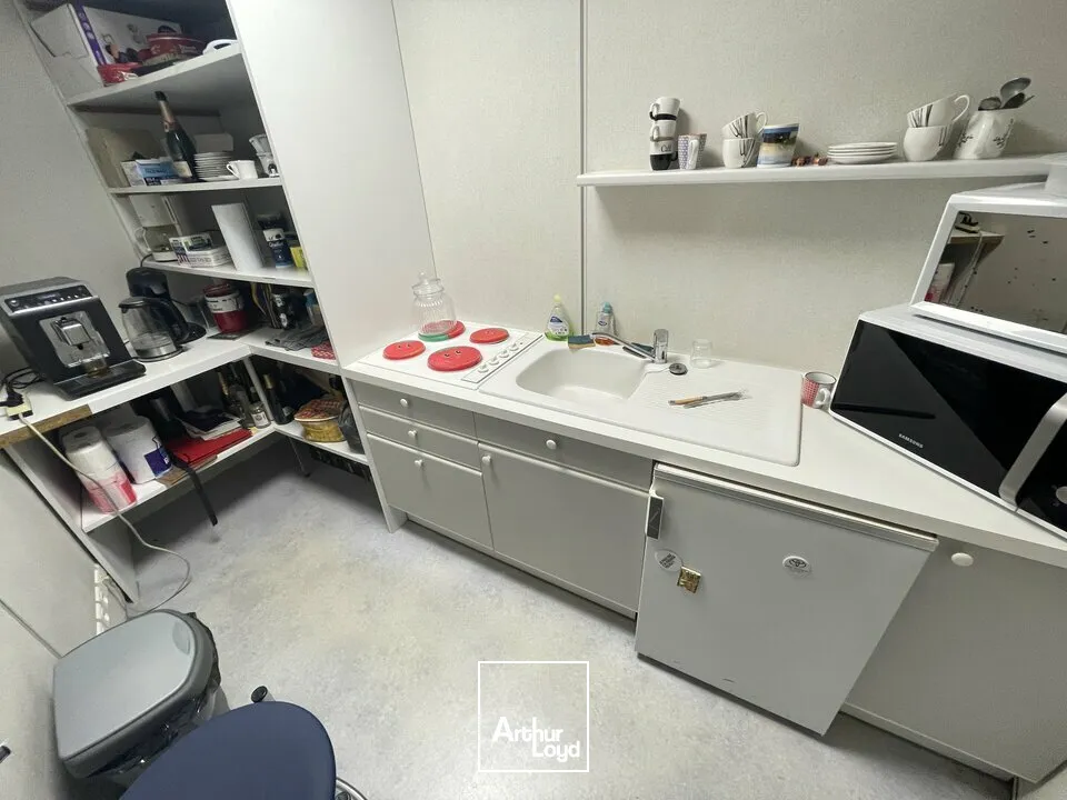 A LOUER BUREAUX CLIMATISES AVEC 7 EMPLACEMENT DE PARKING PRIVATIFS EN BON ETAT SUR UN AXE MAJEUR