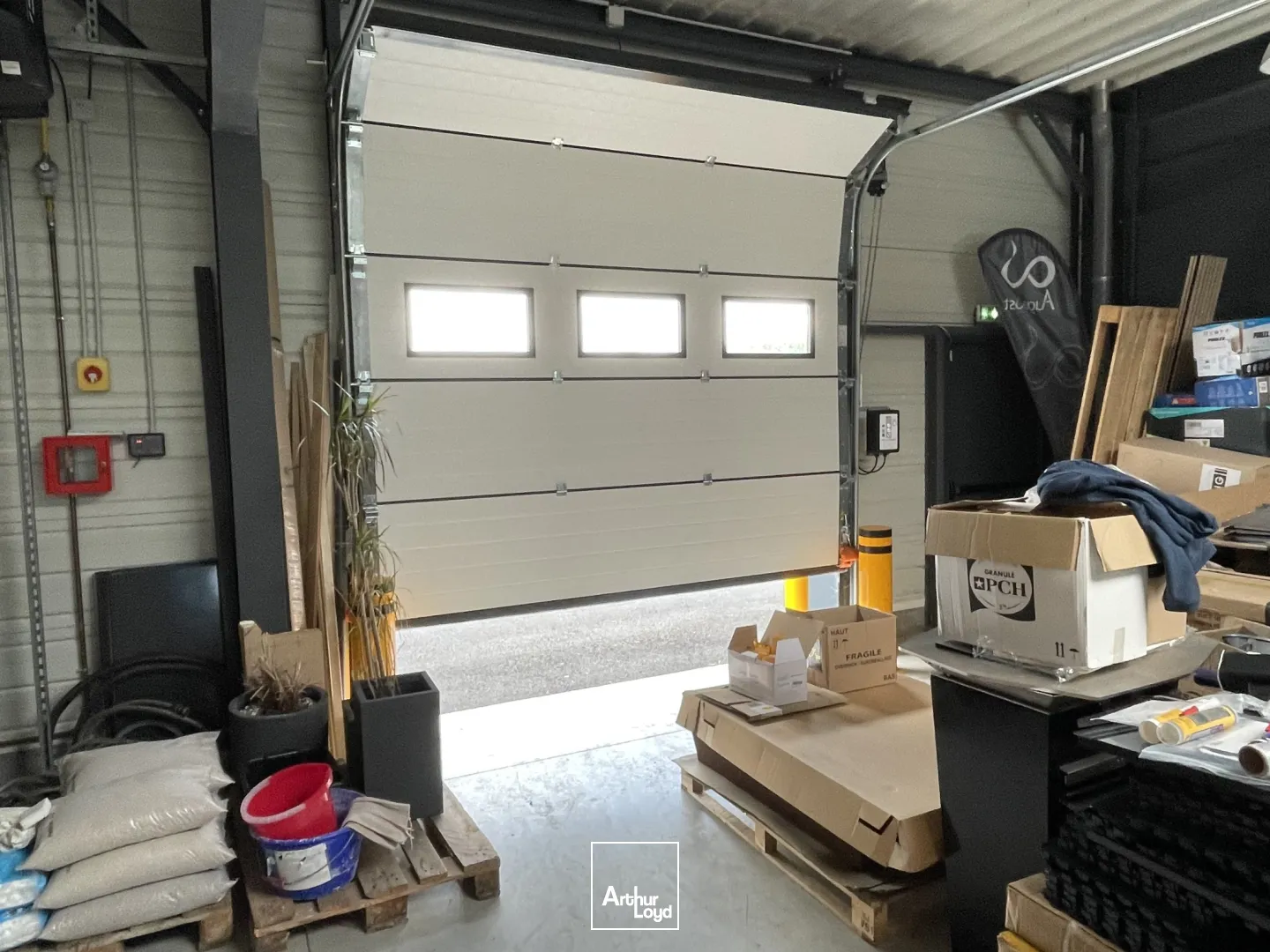 A LOUER LOCAL COMMERCIAL 242 M2 À BRESLES 