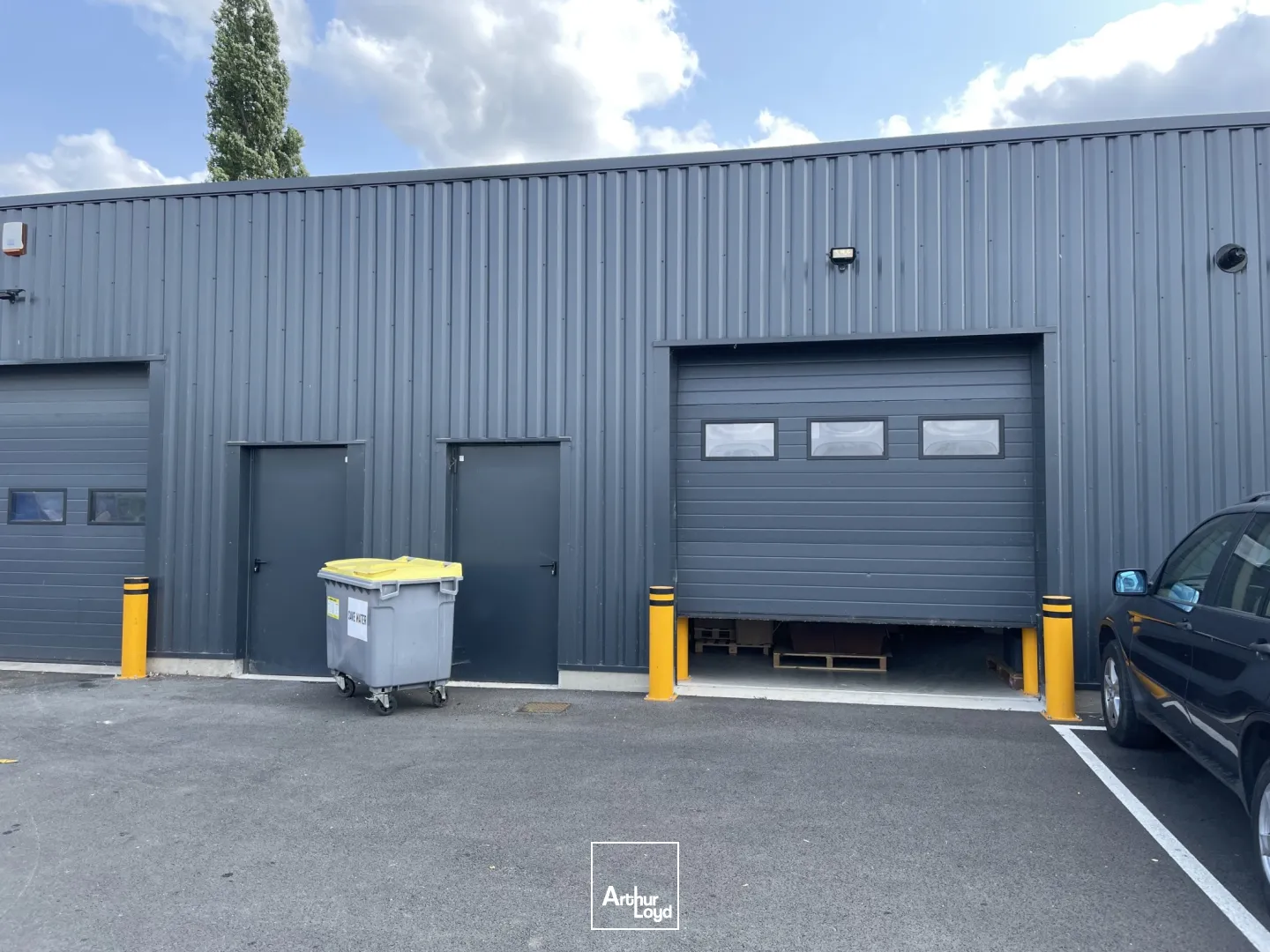 A LOUER LOCAL COMMERCIAL 242 M2 À BRESLES 