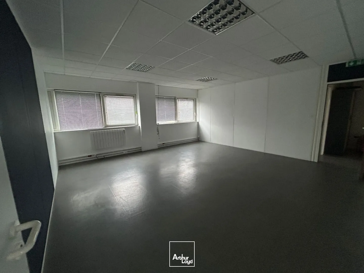 Plateau de bureaux opérationnels à la vente ou à la location à proximité immédiate de Valenciennes .