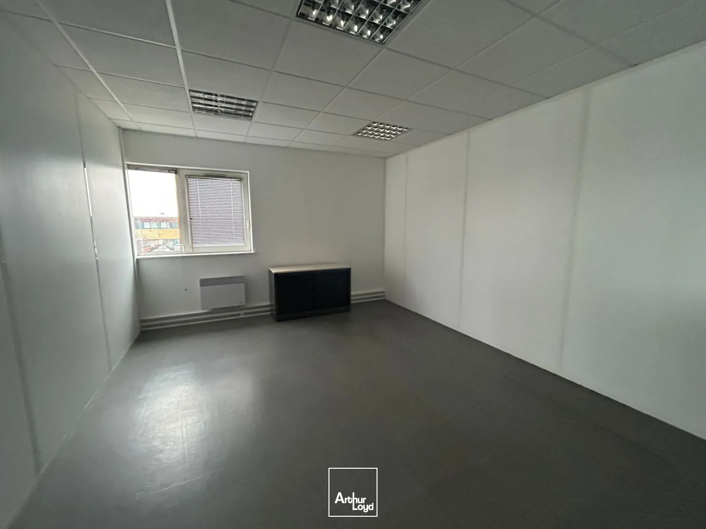 Plateau de bureaux opérationnels à la vente ou à la location à proximité immédiate de Valenciennes .