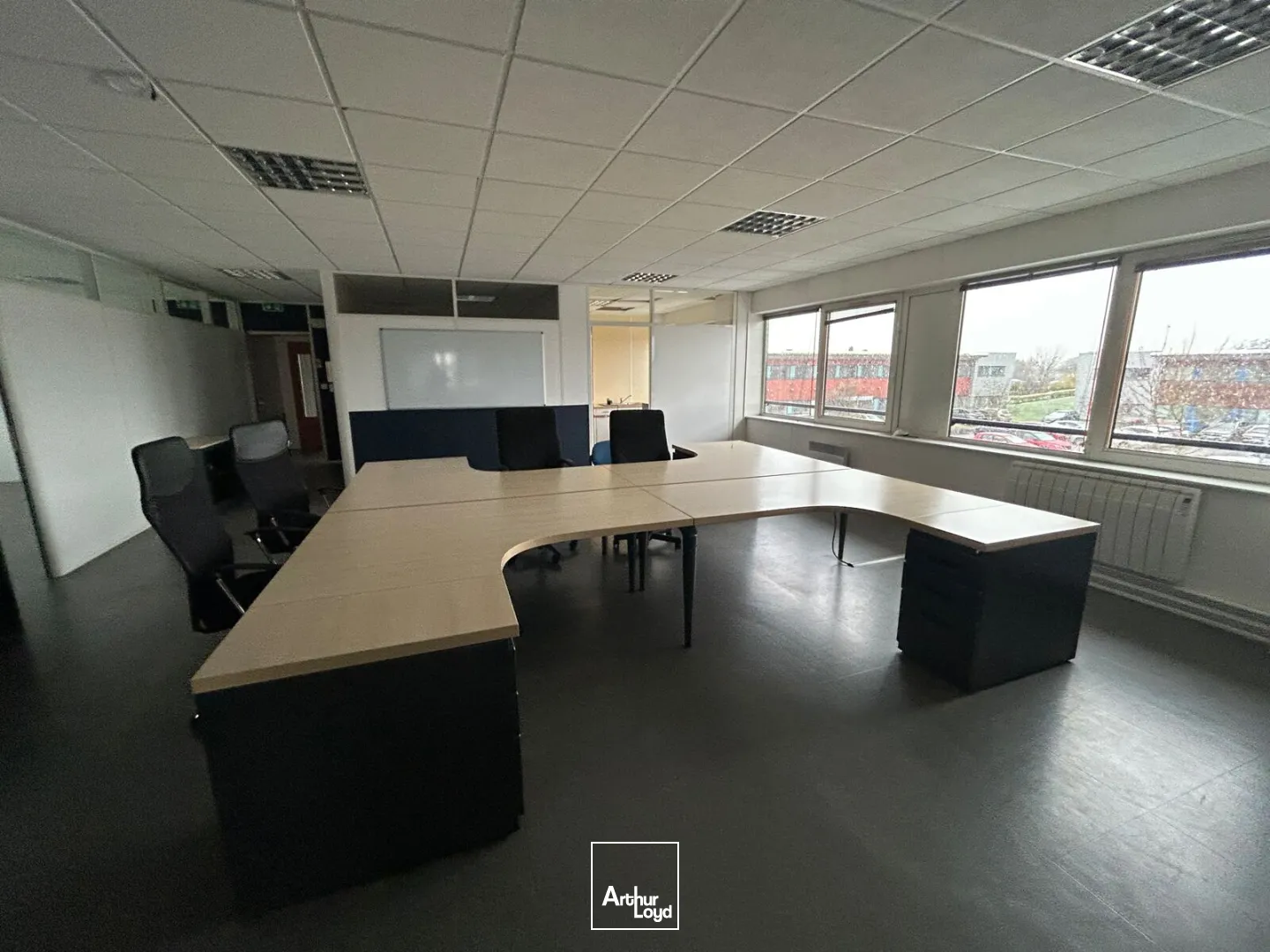 Plateau de bureaux opérationnels à la vente ou à la location à proximité immédiate de Valenciennes .