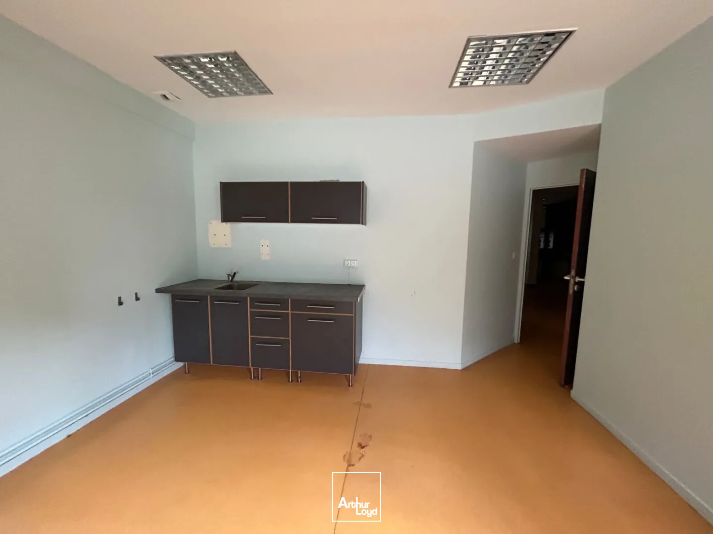 Immeuble de bureaux indépendant à Cambrai idéalement situé à proximité de la gare, à vendre