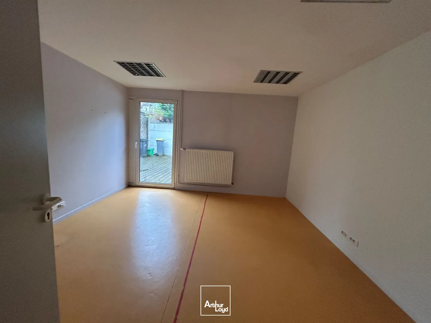 Immeuble de bureaux indépendant à Cambrai idéalement situé à proximité de la gare, à vendre