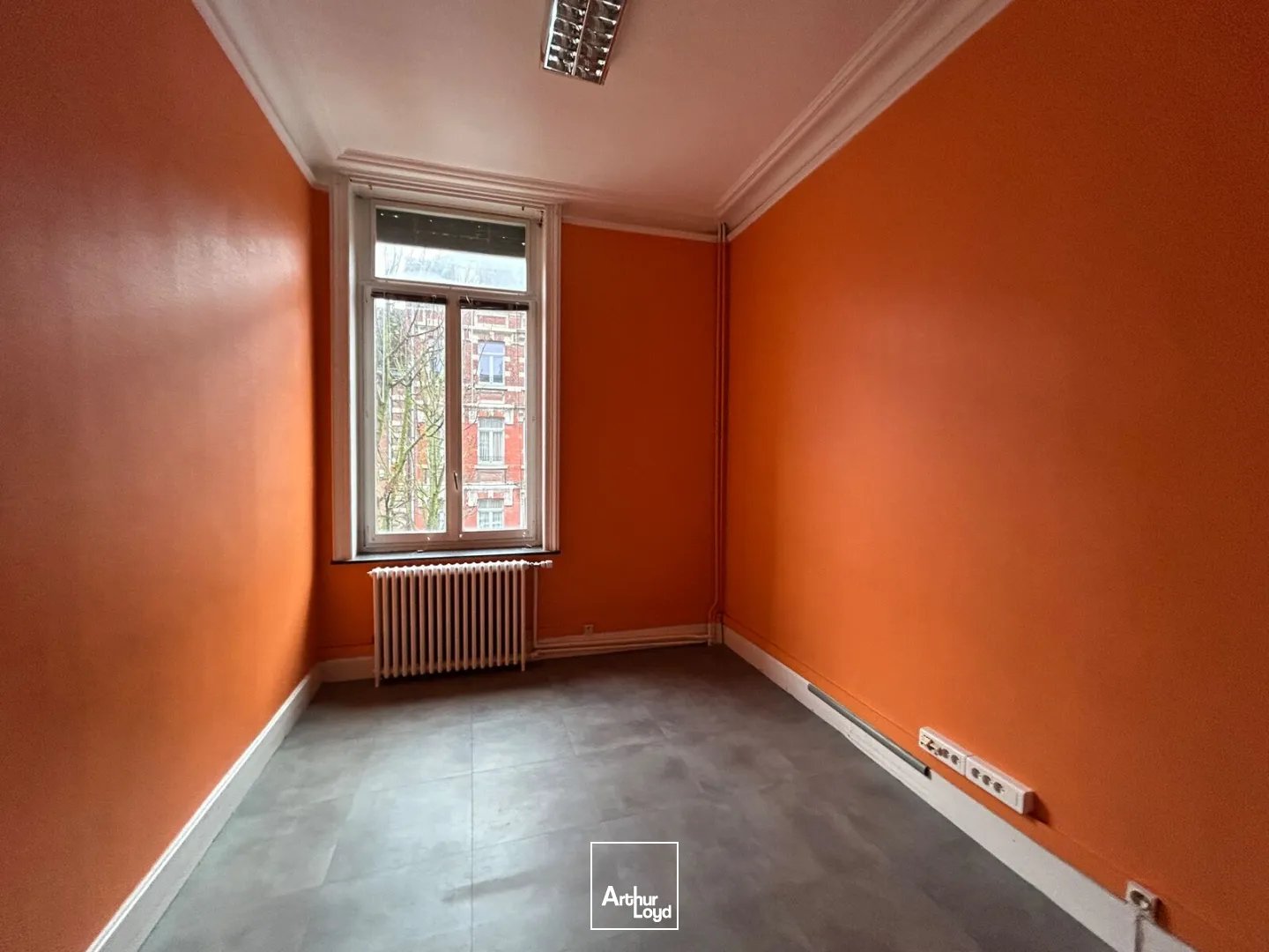 Immeuble de bureaux indépendant à Cambrai idéalement situé à proximité de la gare, à vendre