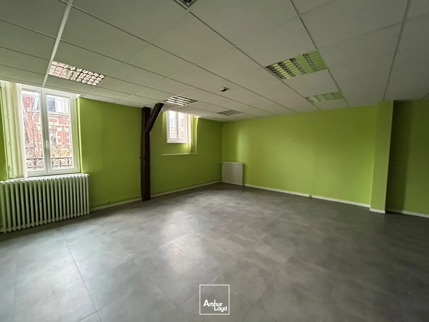 Immeuble de bureaux indépendant à Cambrai idéalement situé à proximité de la gare, à vendre