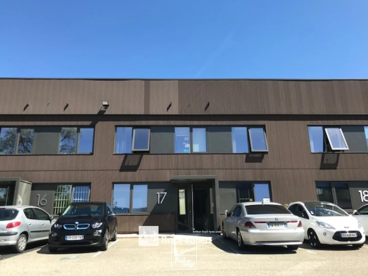 A louer - Bâtiment d'activités au sein d'un parc d' activité rénové avec une hauteur sous plafond de 6.50 m² - Dardilly Techlid