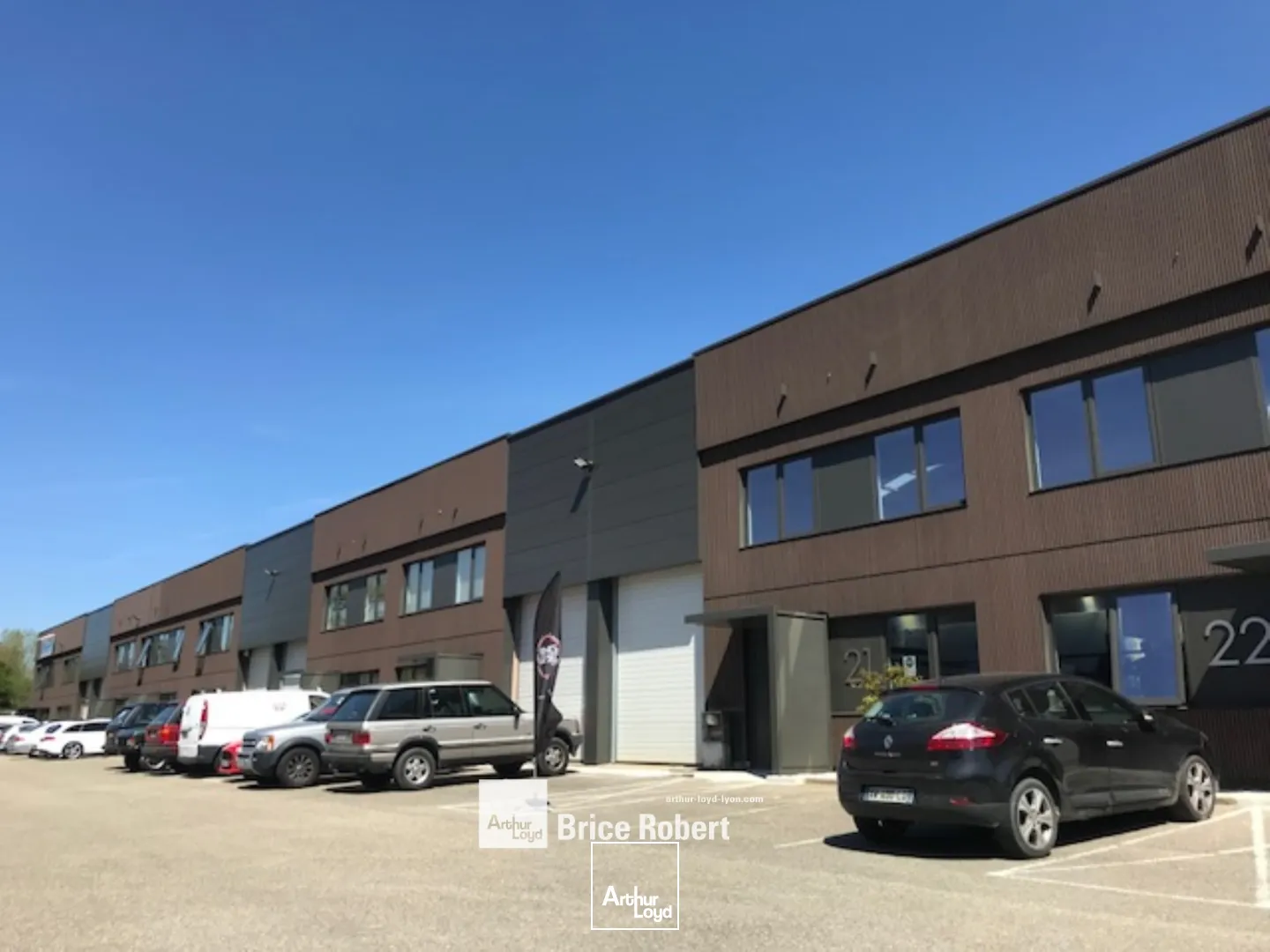 A louer - Bâtiment d'activités au sein d'un parc d' activité rénové avec une hauteur sous plafond de 6.50 m² - Dardilly Techlid