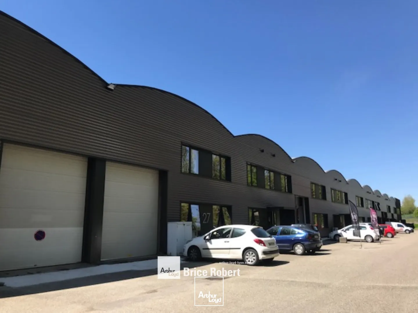 A louer - Bâtiment d'activités au sein d'un parc d' activité rénové avec une hauteur sous plafond de 6.50 m² - Dardilly Techlid