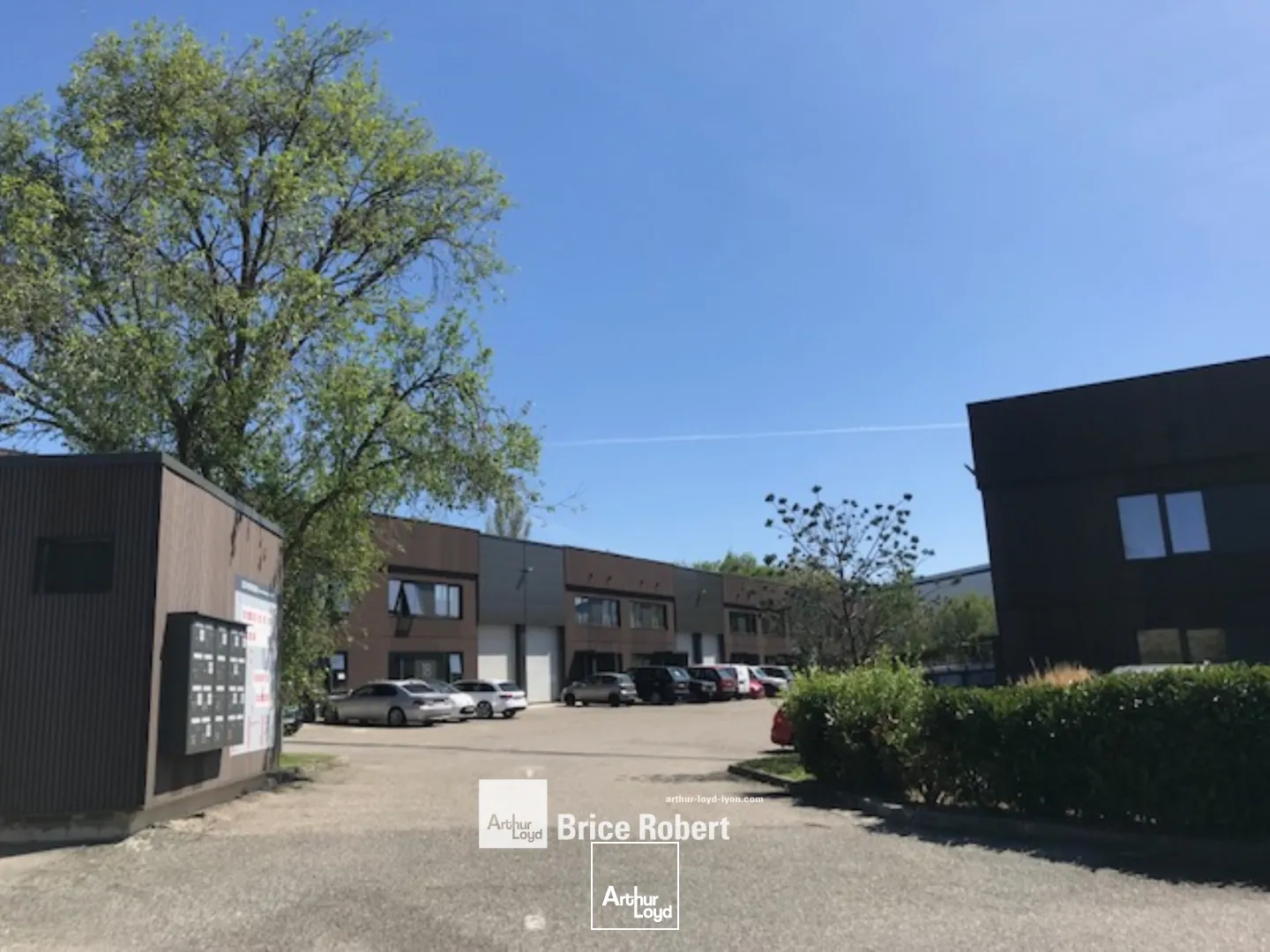 A louer - Bâtiment d'activités au sein d'un parc d' activité rénové avec une hauteur sous plafond de 6.50 m² - Dardilly Techlid