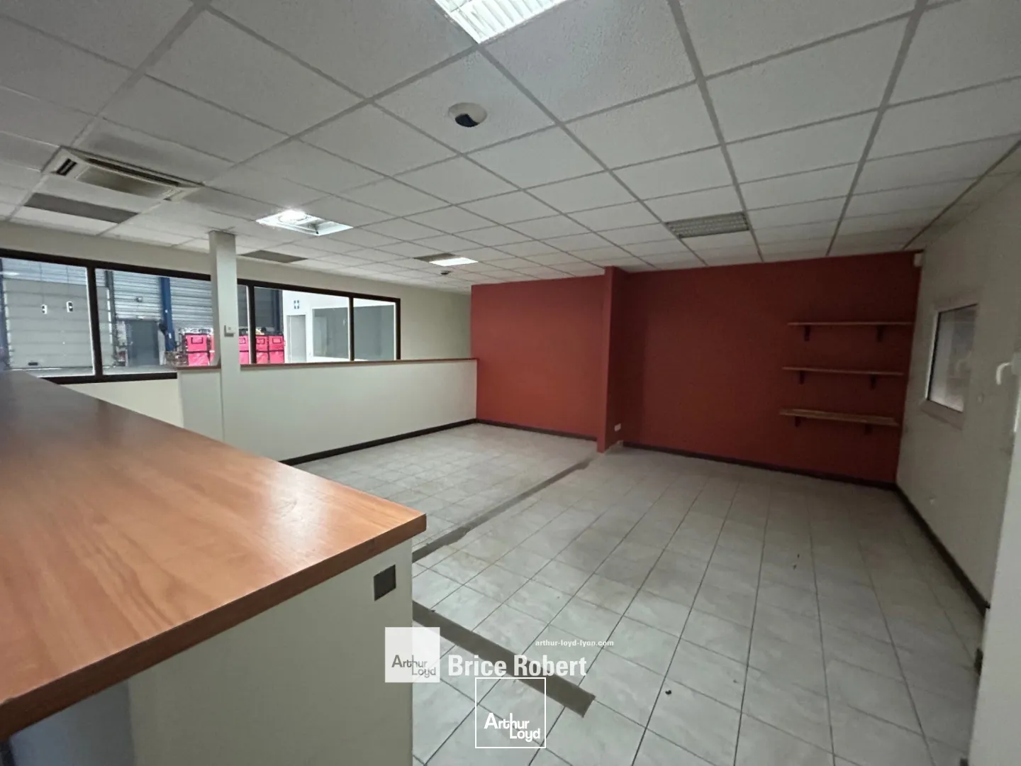 A louer - Local d'activités avec 2 portes sectionnelles électriques et 10 places de parking - Vaulx en Velin