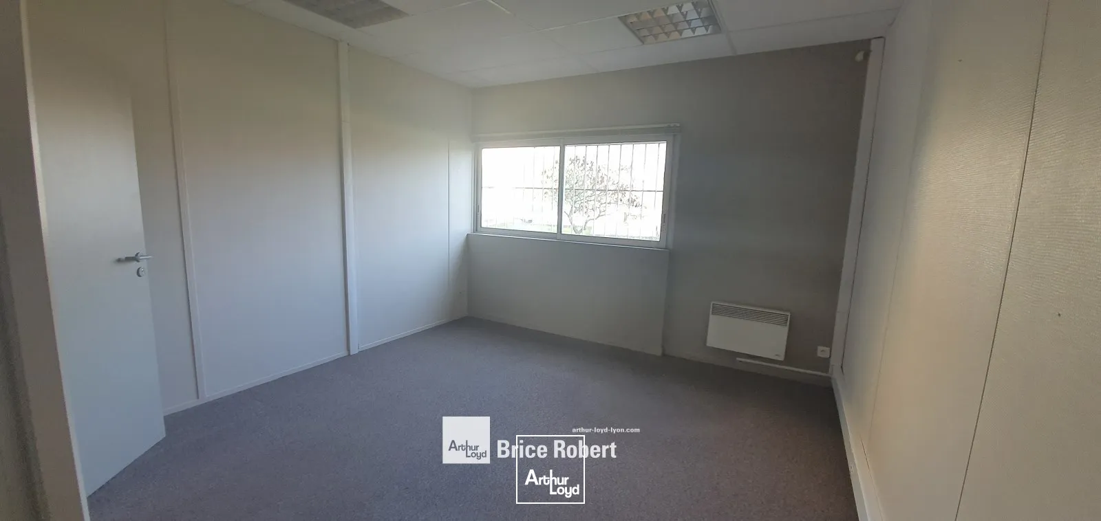 A vendre - LE PARADOR - Bureaux en rez-de-chaussée - Bron -