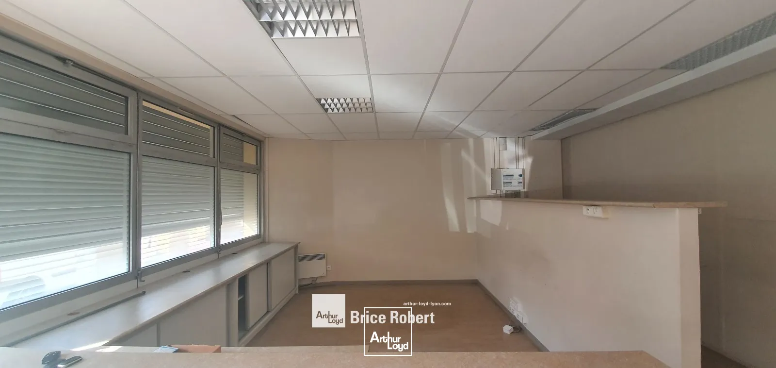 A vendre - LE PARADOR - Bureaux en rez-de-chaussée - Bron -