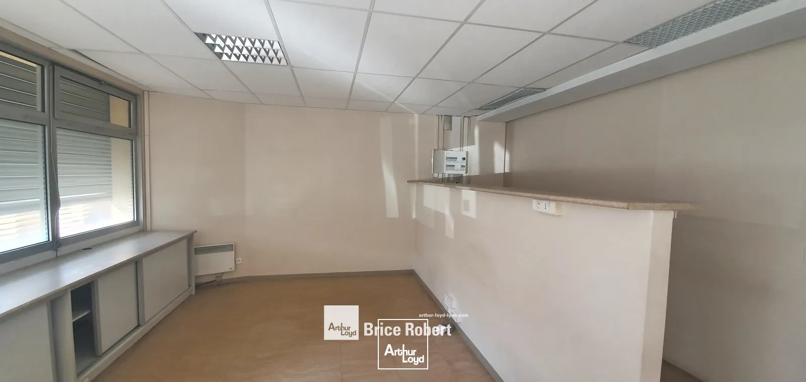 A vendre - LE PARADOR - Bureaux en rez-de-chaussée - Bron -