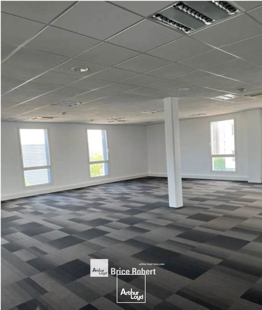 A louer - LE TRIOPOLE - Bureaux dans plusieurs bâtiments - Saint Priest