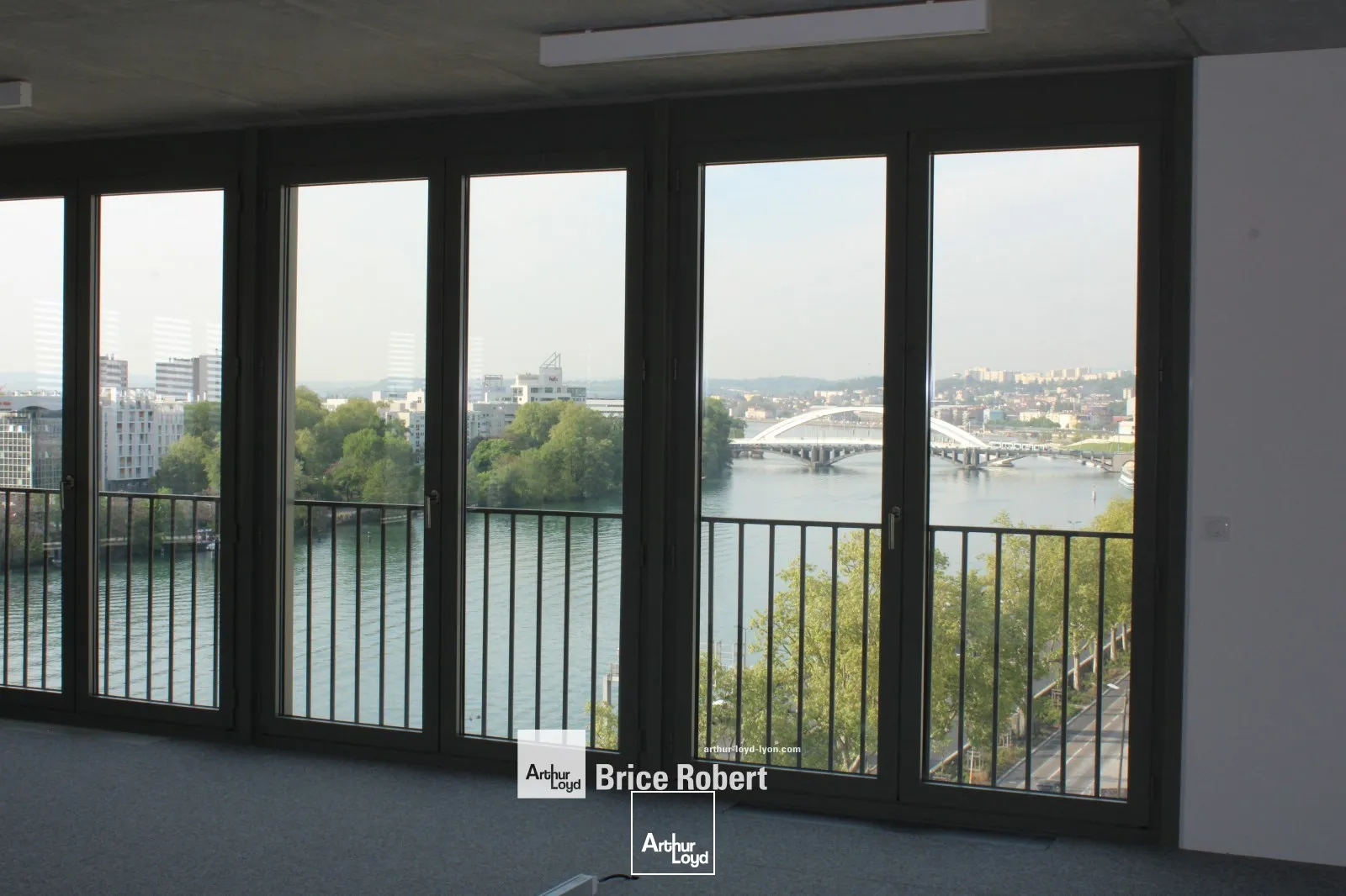 A louer - WORK #1 - Bureaux lumineux à Confluence - Lyon 2ème