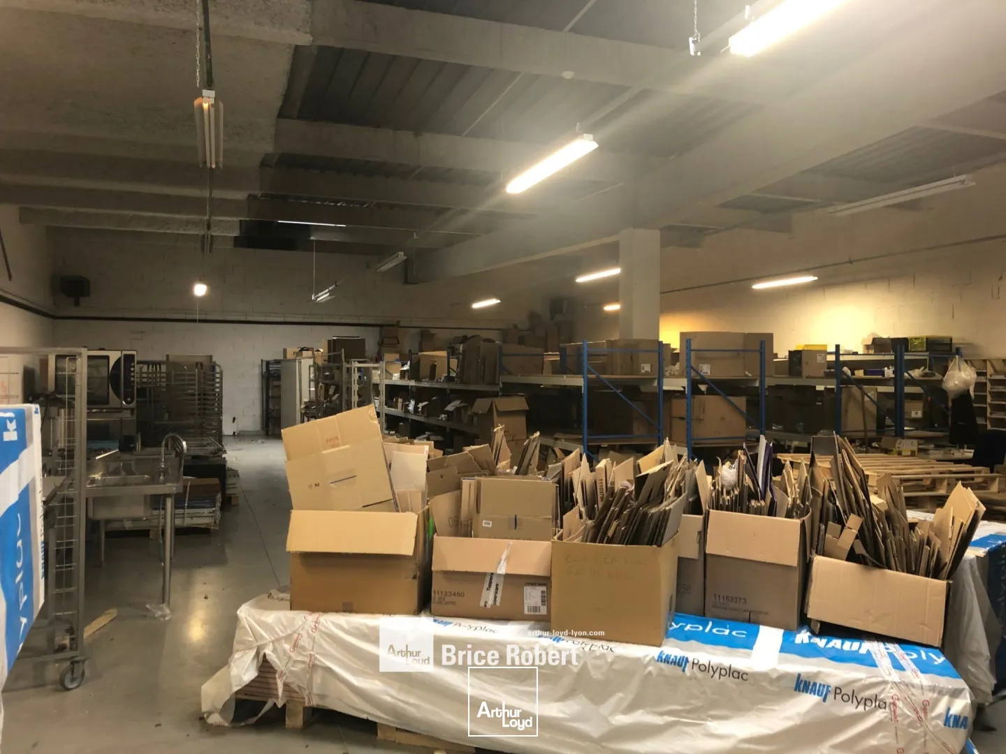 Local d'activités avec bureaux et showroom - à la location - dans la ZI de Corbas