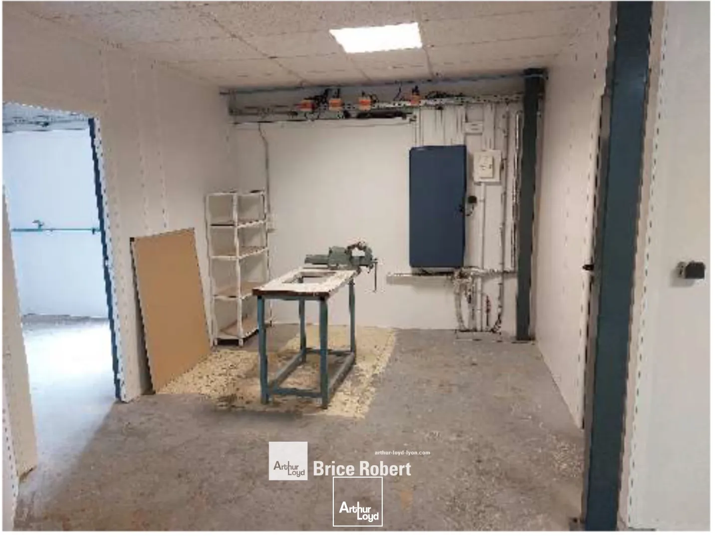 A louer - Local d'activité avec dépôt et bureau d'accueil - Toussieu