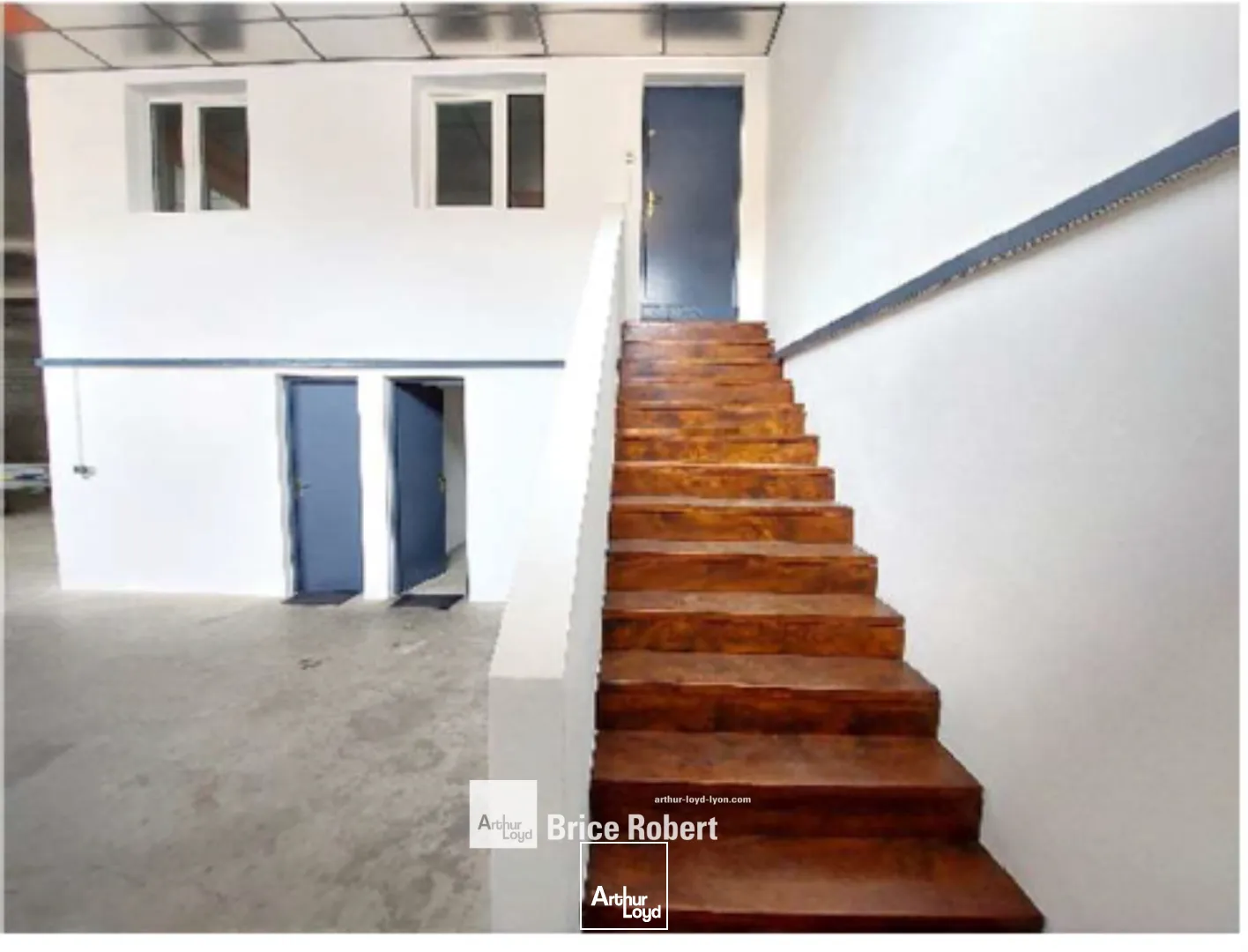 A louer - Local d'activité avec dépôt et bureau d'accueil - Toussieu