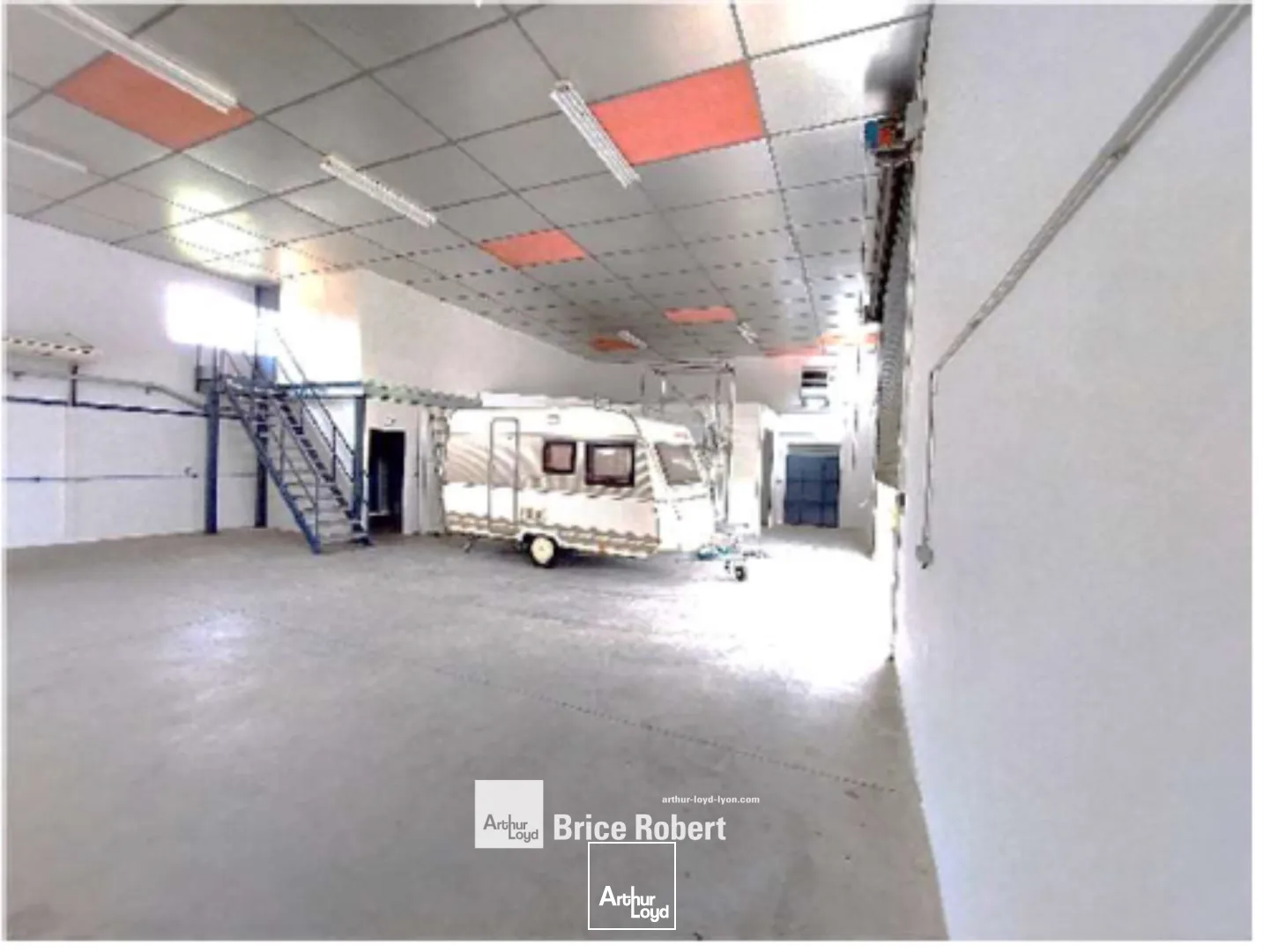 A louer - Local d'activité avec dépôt et bureau d'accueil - Toussieu