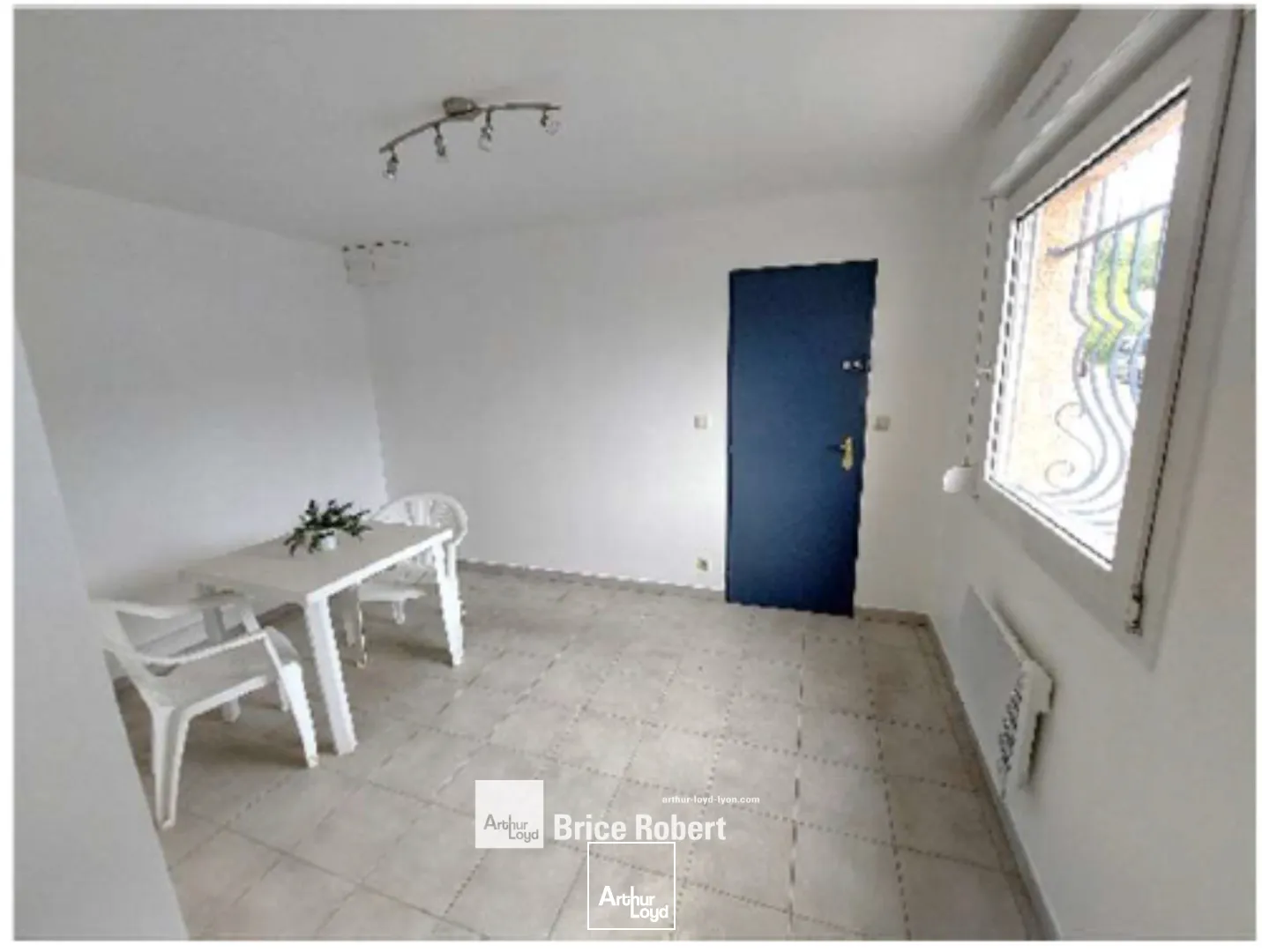 A louer - Local d'activité avec dépôt et bureau d'accueil - Toussieu