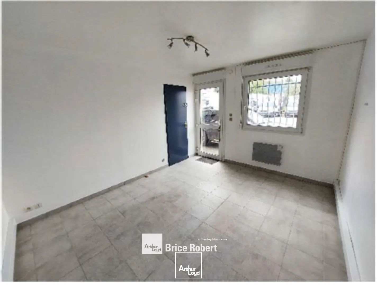 A louer - Local d'activité avec dépôt et bureau d'accueil - Toussieu