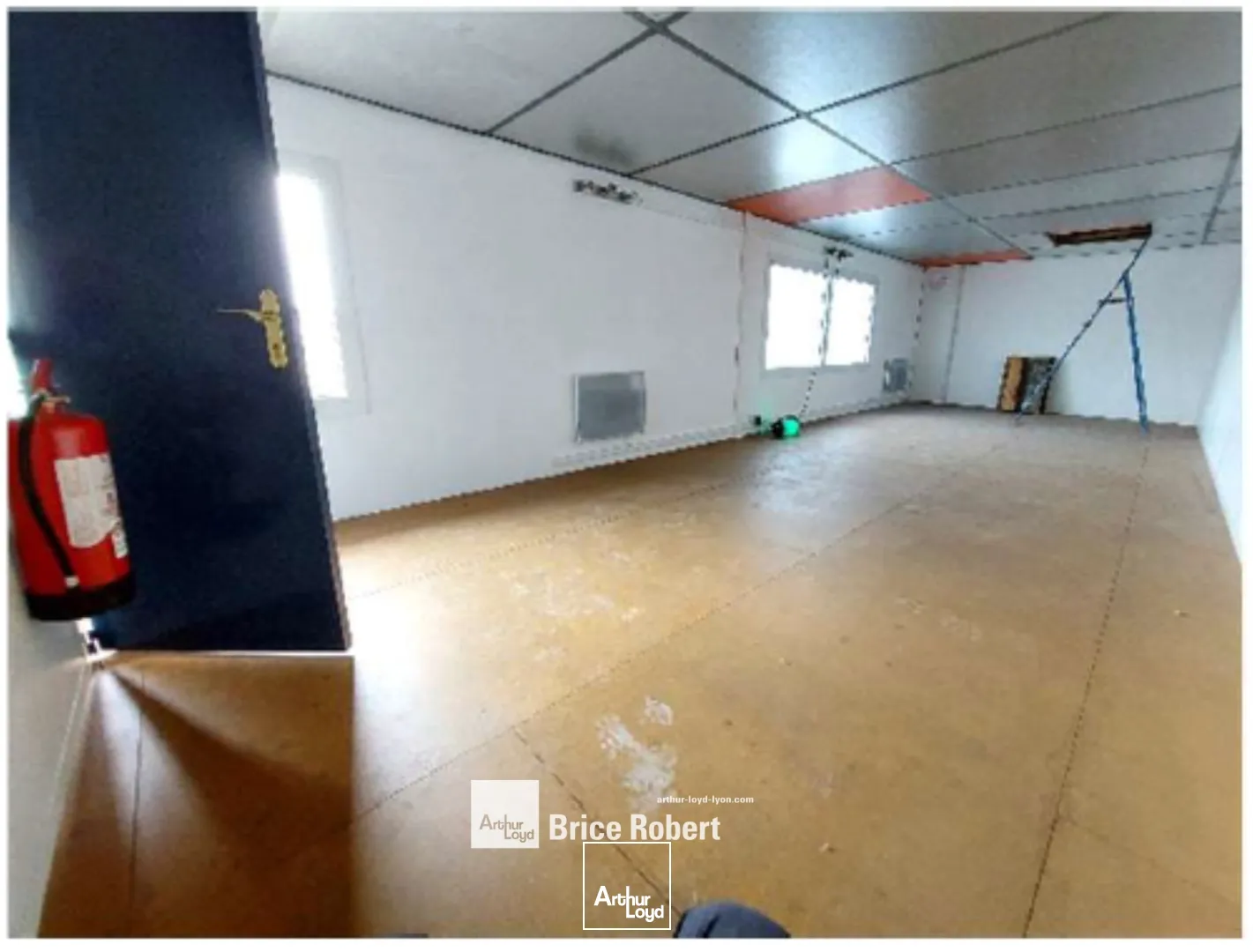 A louer - Local d'activité avec dépôt et bureau d'accueil - Toussieu