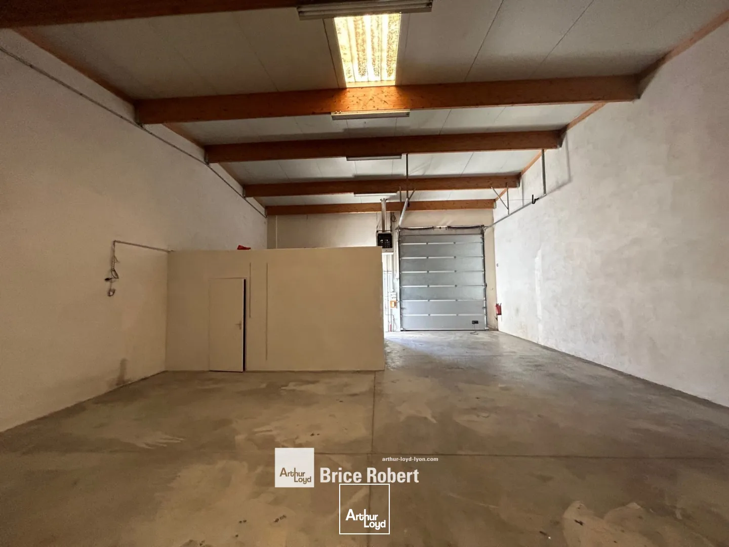 A louer - Locaux d'activités avec partie de stockage chauffé au gaz - Meyzieu