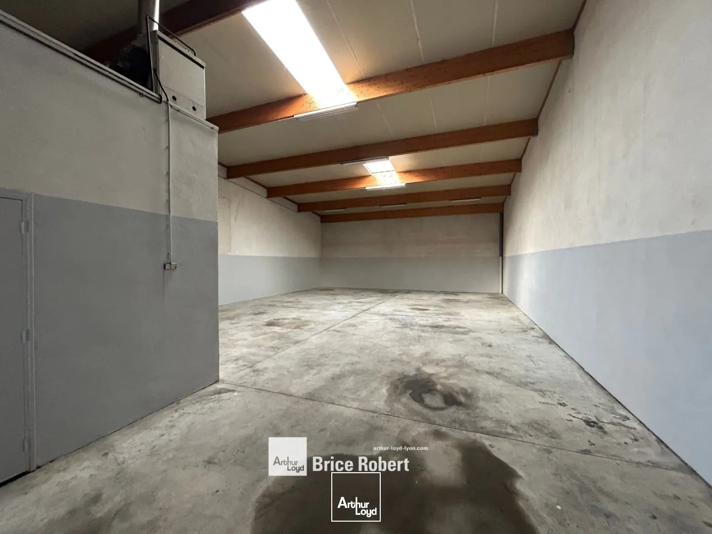 A louer - Locaux d'activités avec partie de stockage chauffé au gaz - Meyzieu