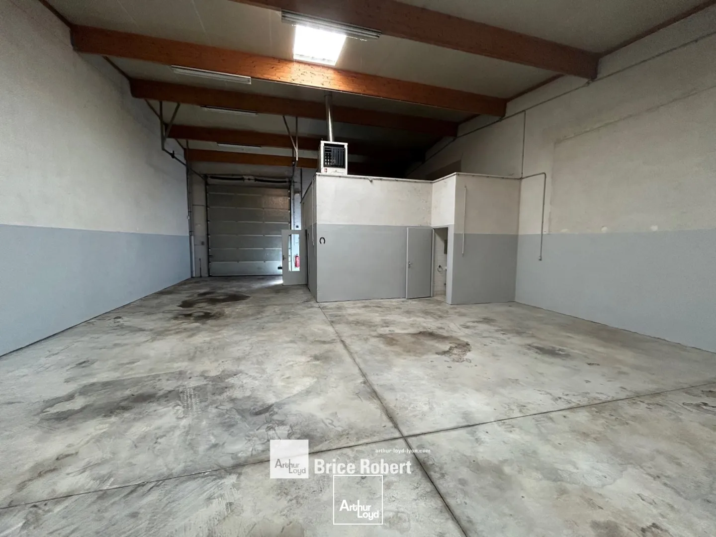 A louer - Locaux d'activités avec partie de stockage chauffé au gaz - Meyzieu