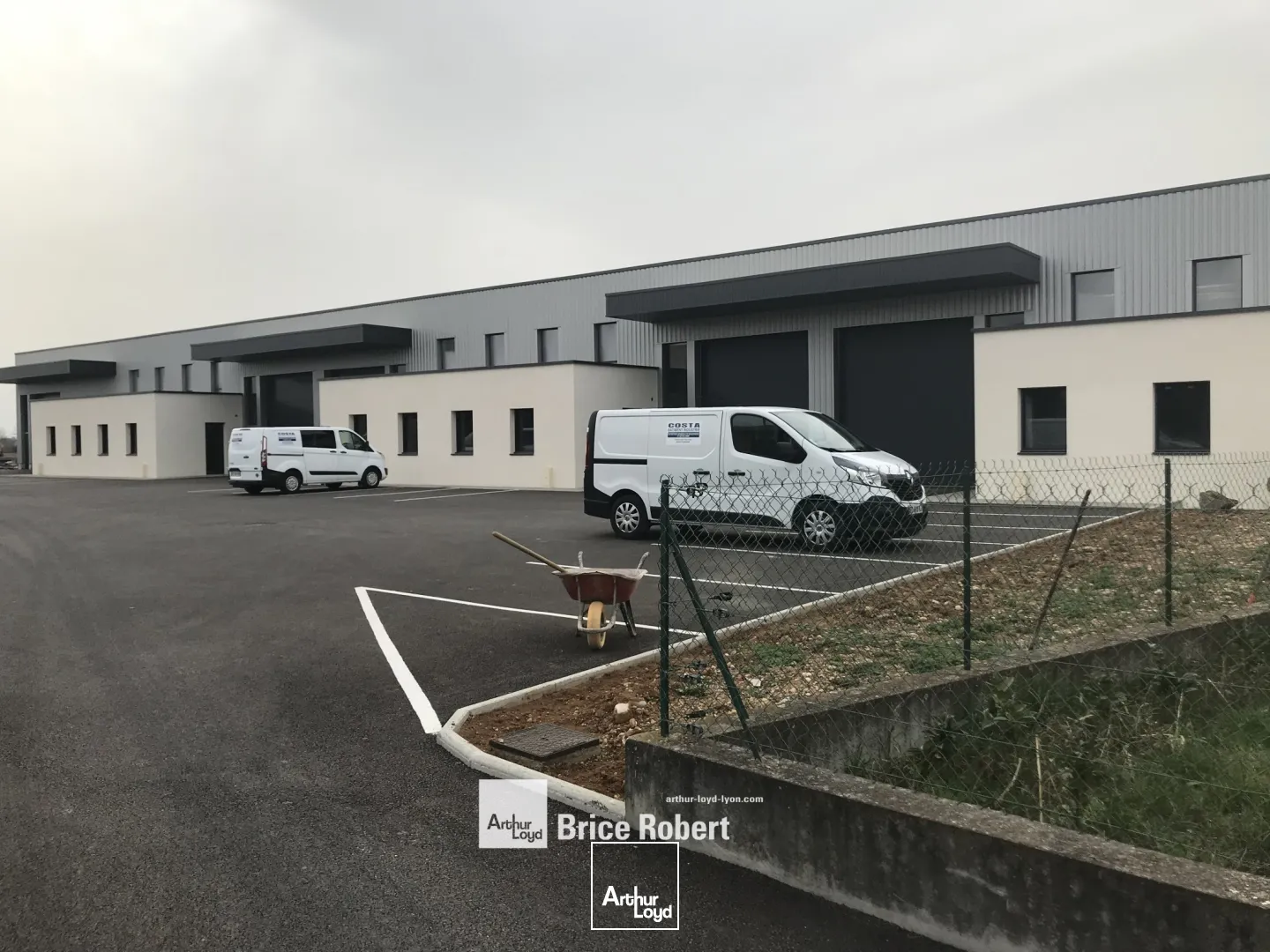 A LOUER - Local d'activités avec bureaux aménagés et porte sectionnelle 3*3.50m- à Pusignan