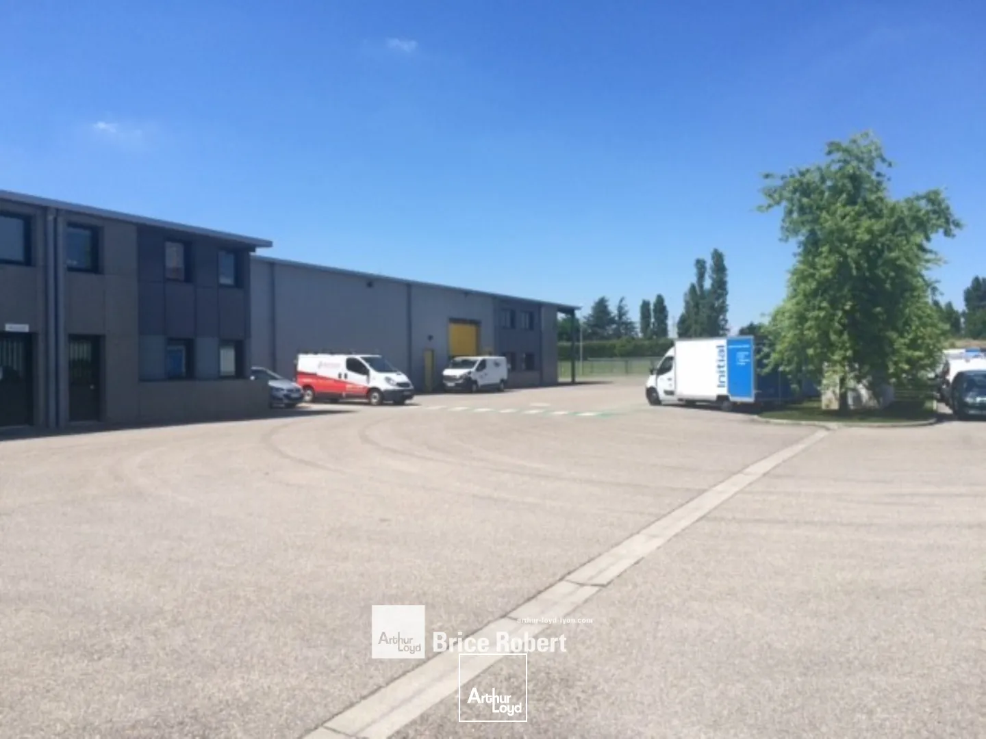 A louer - Locaux d'activités récents au sein d'un parc avec un accès poids lourds et camionnettes de plain- pied - Vaulx - en - Velin