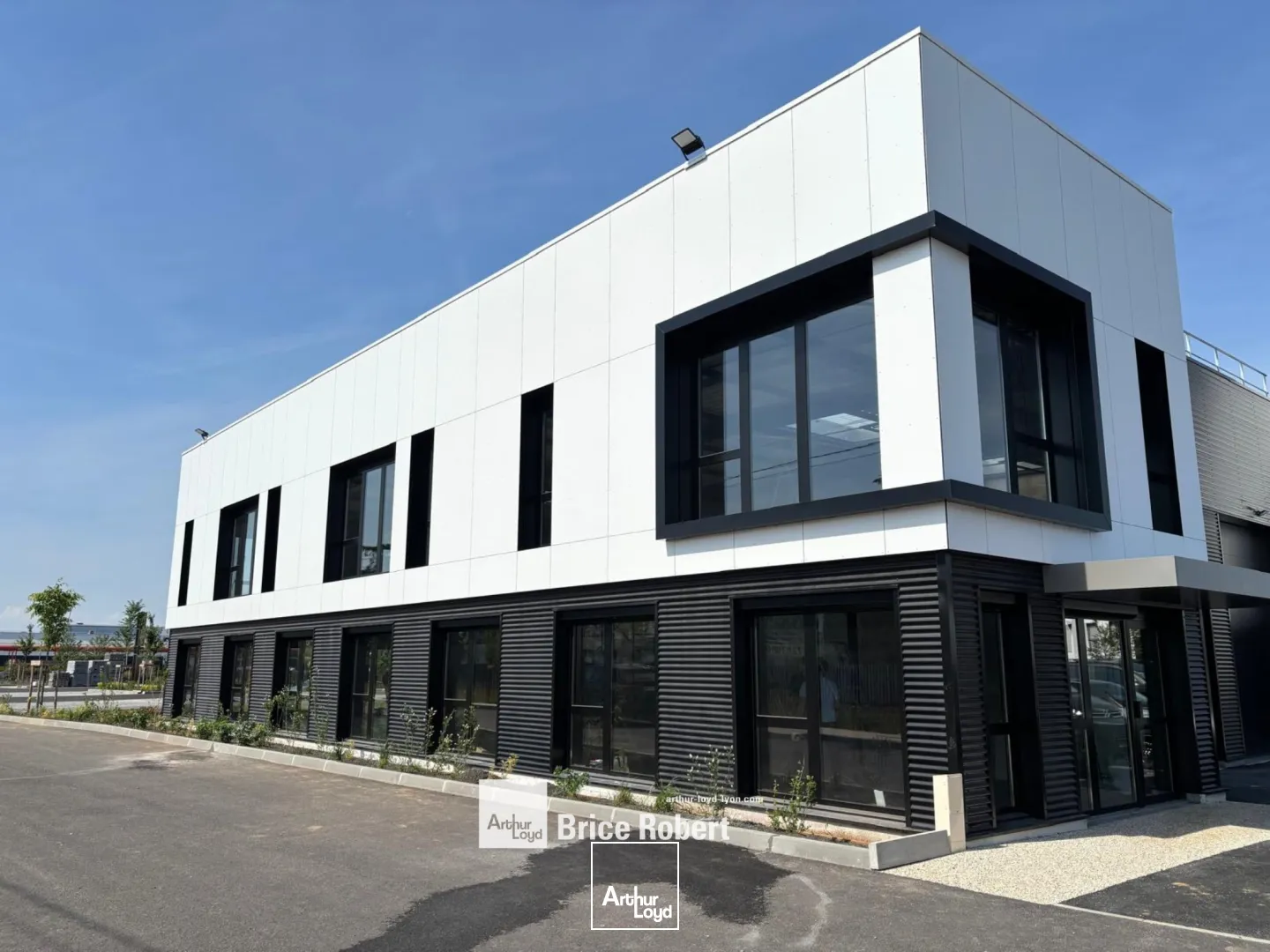 A LOUER - Cellules dans un Parc d'activités neuf - VAULX EN VELIN