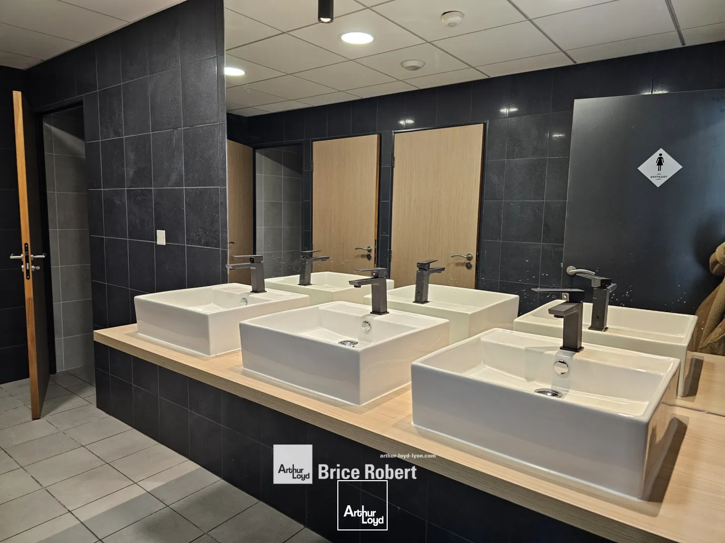 A louer - LE MIRAGE - Bureaux au pied des transports en commun - Villeurbanne