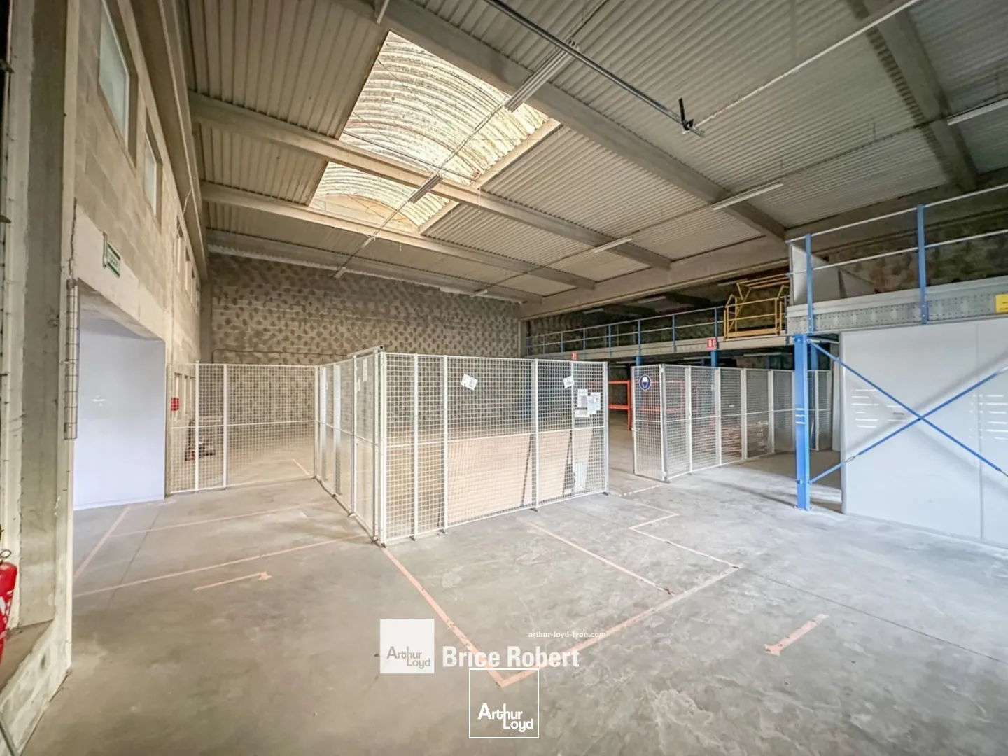 A LOUER - bâtiment d'activité / mixte - GENAS