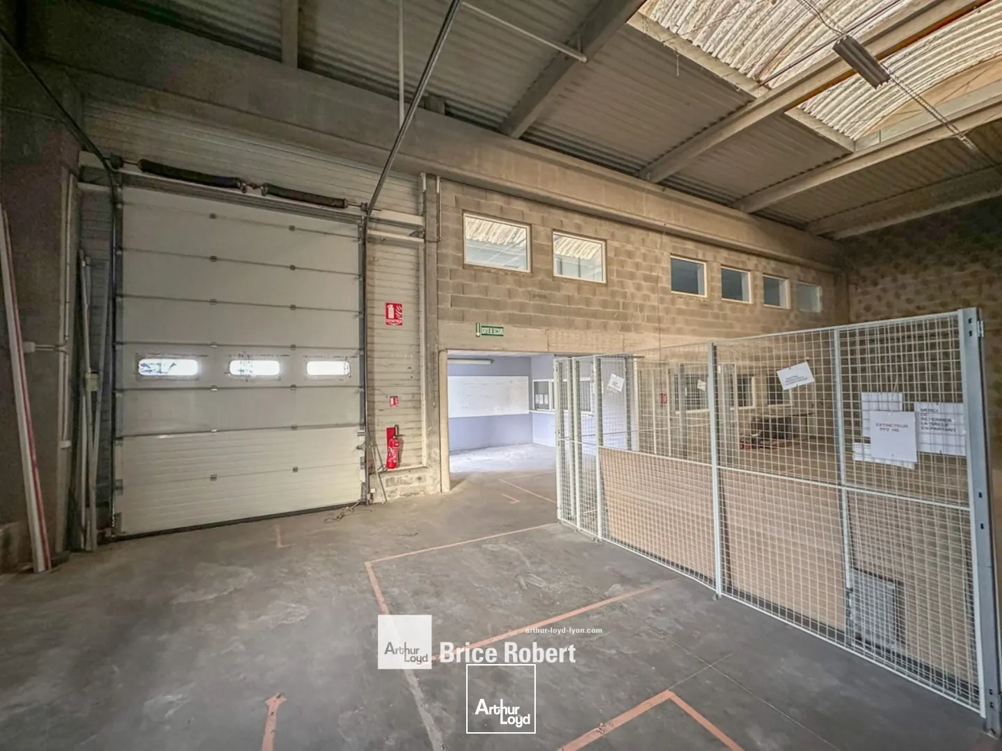 A LOUER - bâtiment d'activité / mixte - GENAS