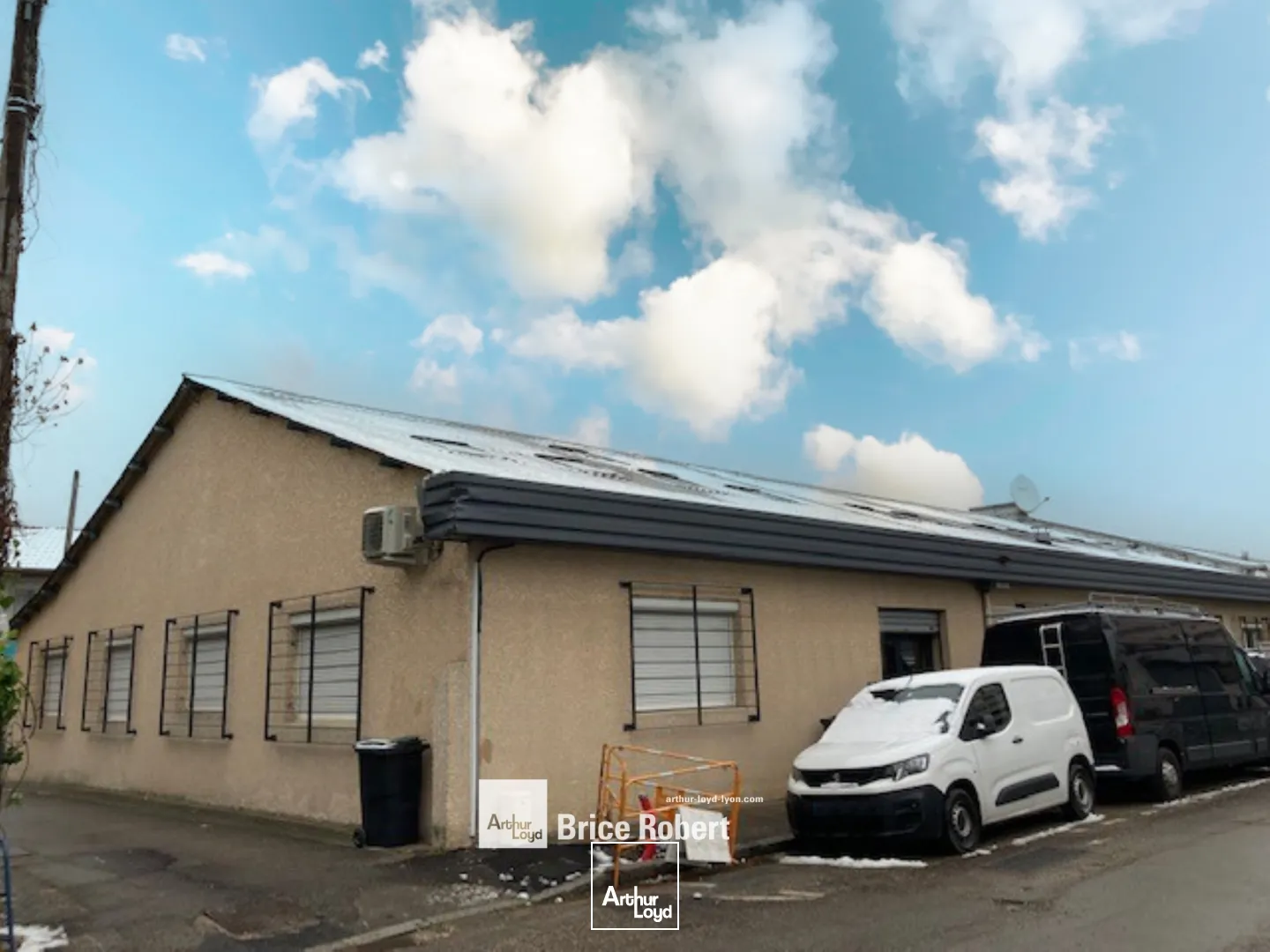 A VENDRE - Bâtiment d'activité indépendant parfait pour stockage léger ou production - situé à Villeurbanne