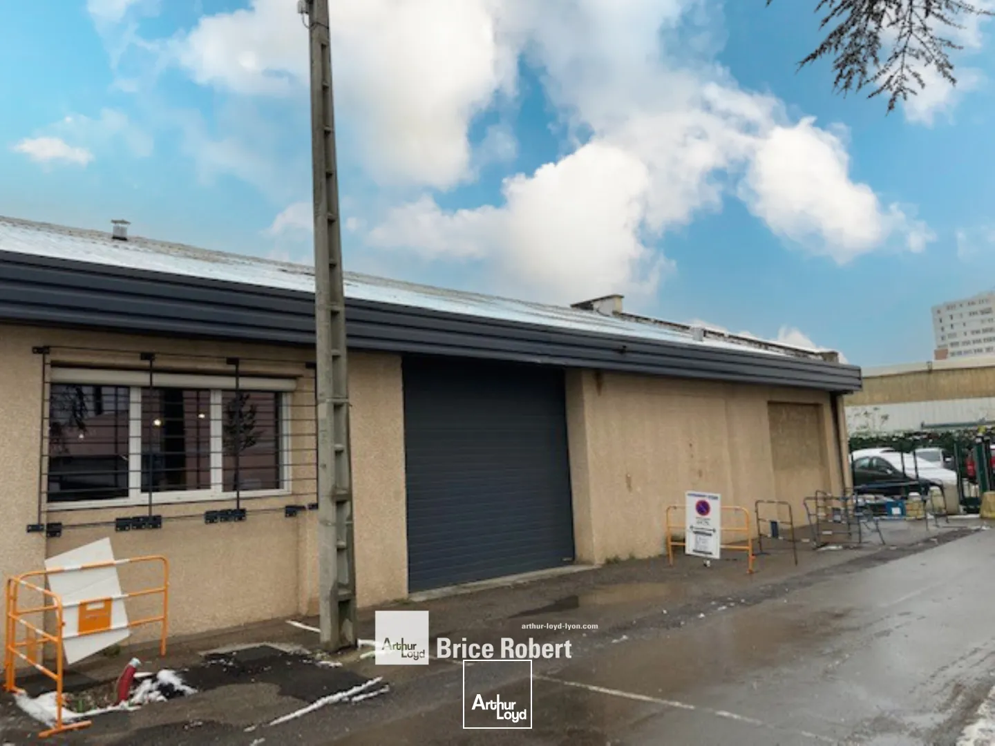 A VENDRE - Bâtiment d'activité indépendant parfait pour stockage léger ou production - situé à Villeurbanne